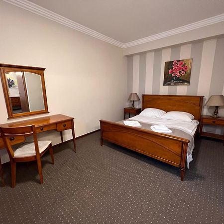 Centrum Konferencyjno-Apartamentowe Mrowka Warszawa Exteriör bild