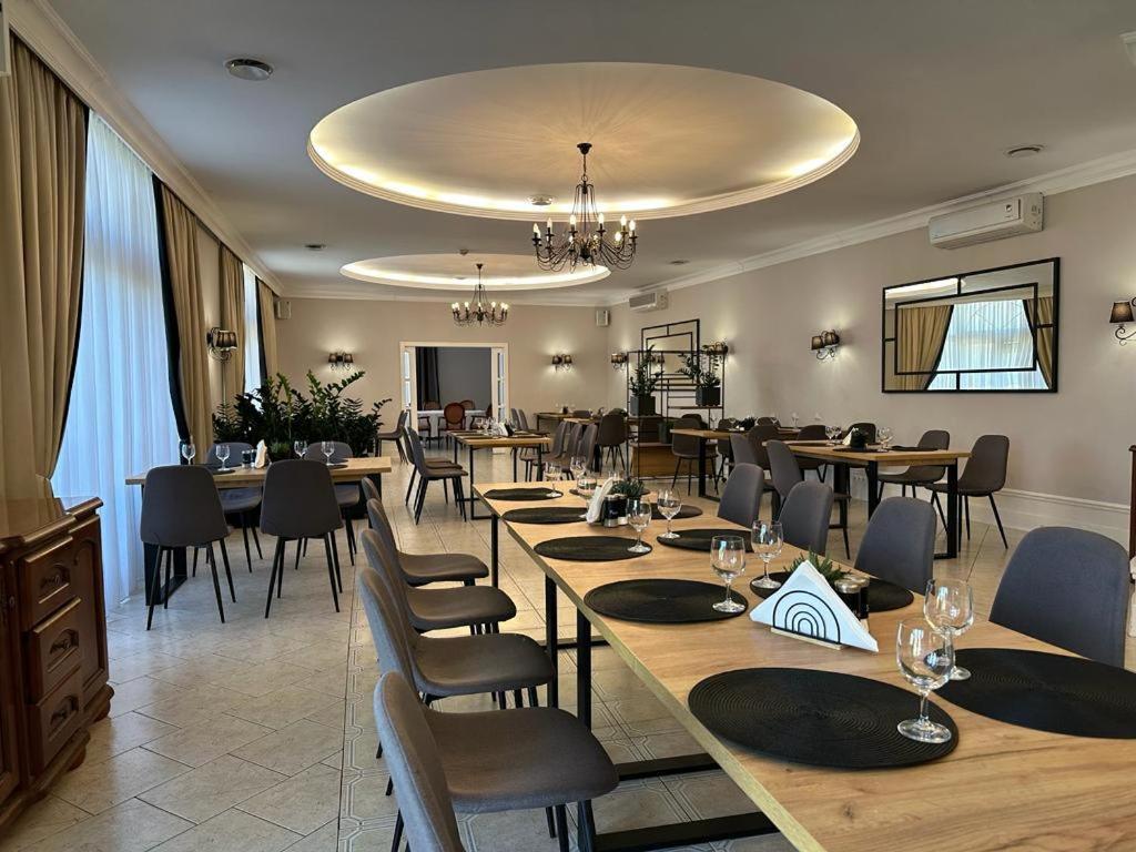 Centrum Konferencyjno-Apartamentowe Mrowka Warszawa Exteriör bild