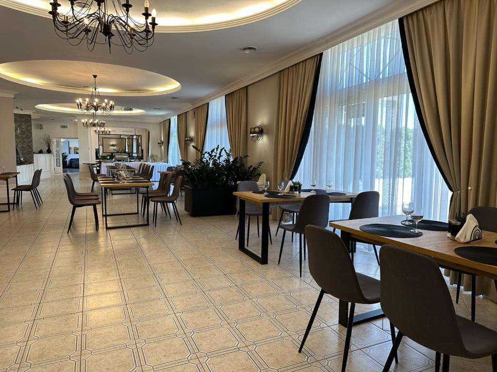 Centrum Konferencyjno-Apartamentowe Mrowka Warszawa Exteriör bild