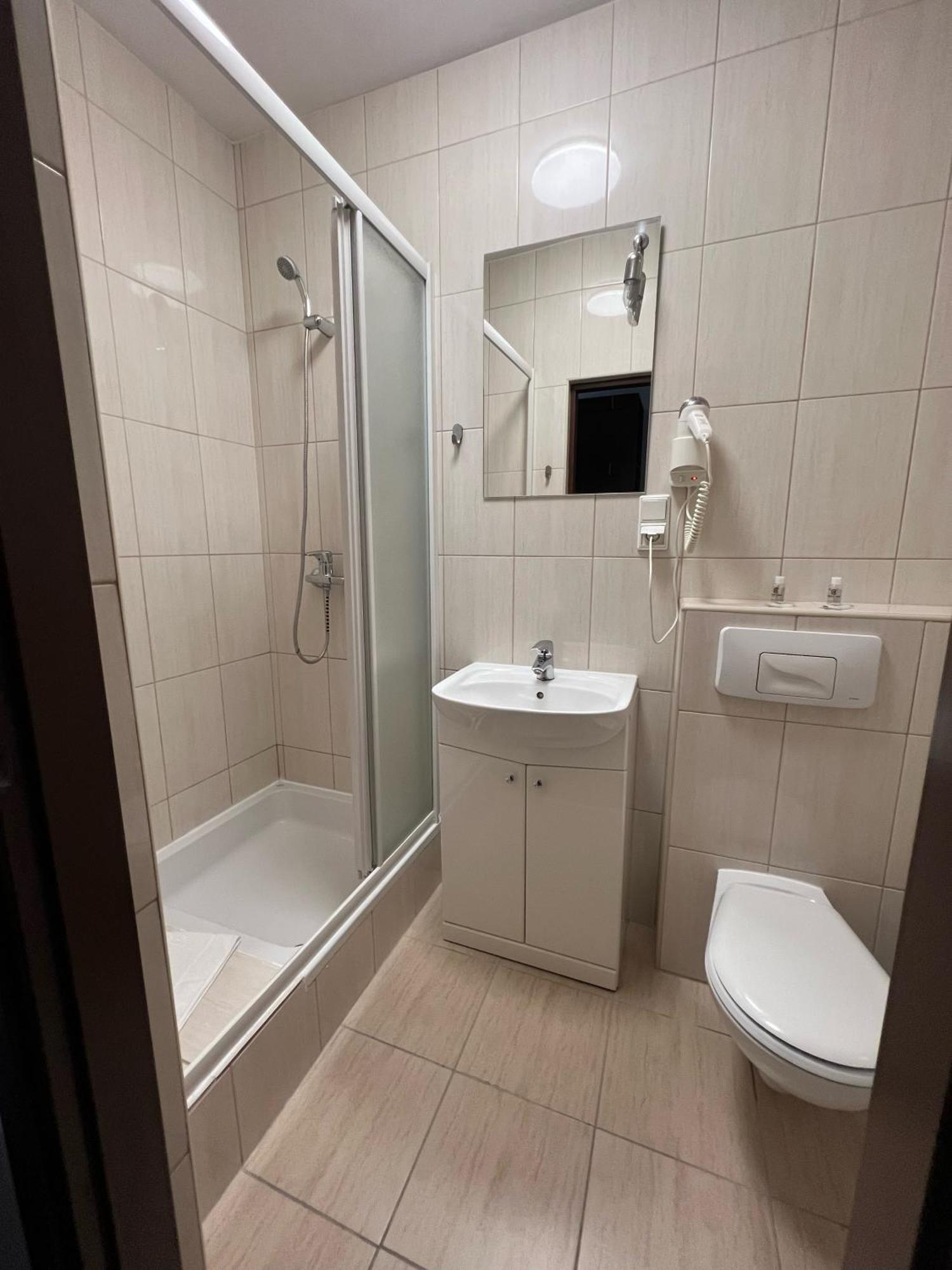 Centrum Konferencyjno-Apartamentowe Mrowka Warszawa Exteriör bild