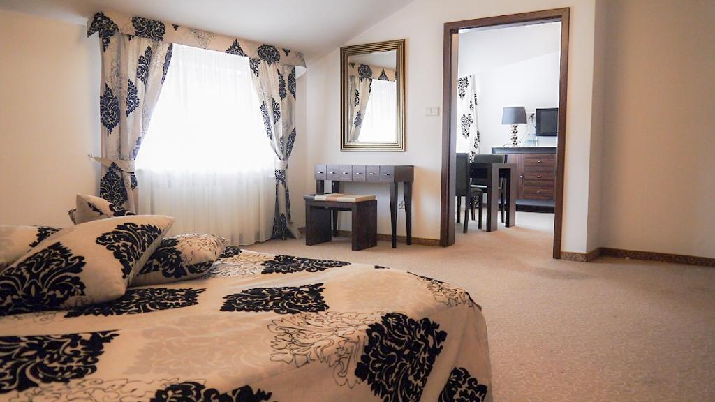 Centrum Konferencyjno-Apartamentowe Mrowka Warszawa Exteriör bild