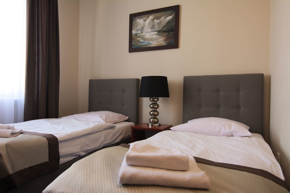 Centrum Konferencyjno-Apartamentowe Mrowka Warszawa Exteriör bild