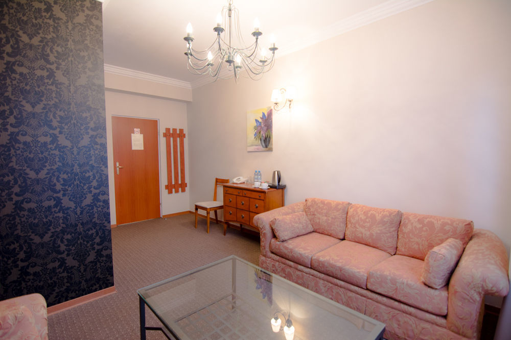 Centrum Konferencyjno-Apartamentowe Mrowka Warszawa Exteriör bild