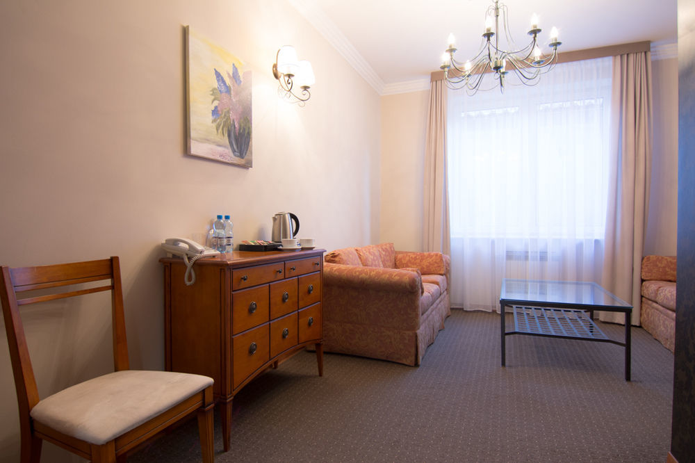 Centrum Konferencyjno-Apartamentowe Mrowka Warszawa Exteriör bild