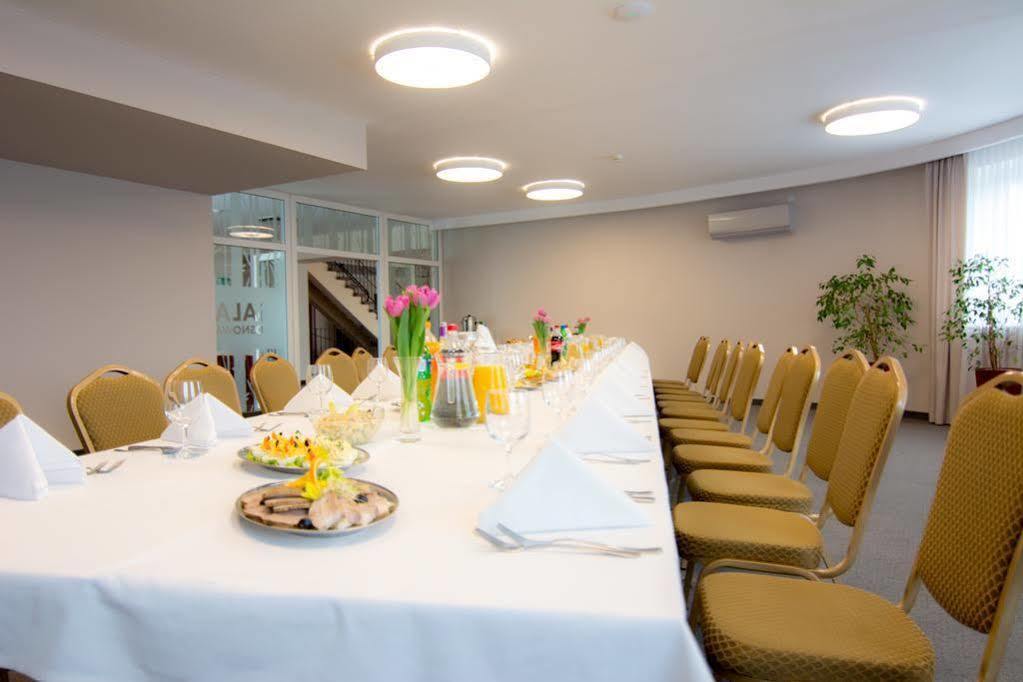 Centrum Konferencyjno-Apartamentowe Mrowka Warszawa Exteriör bild