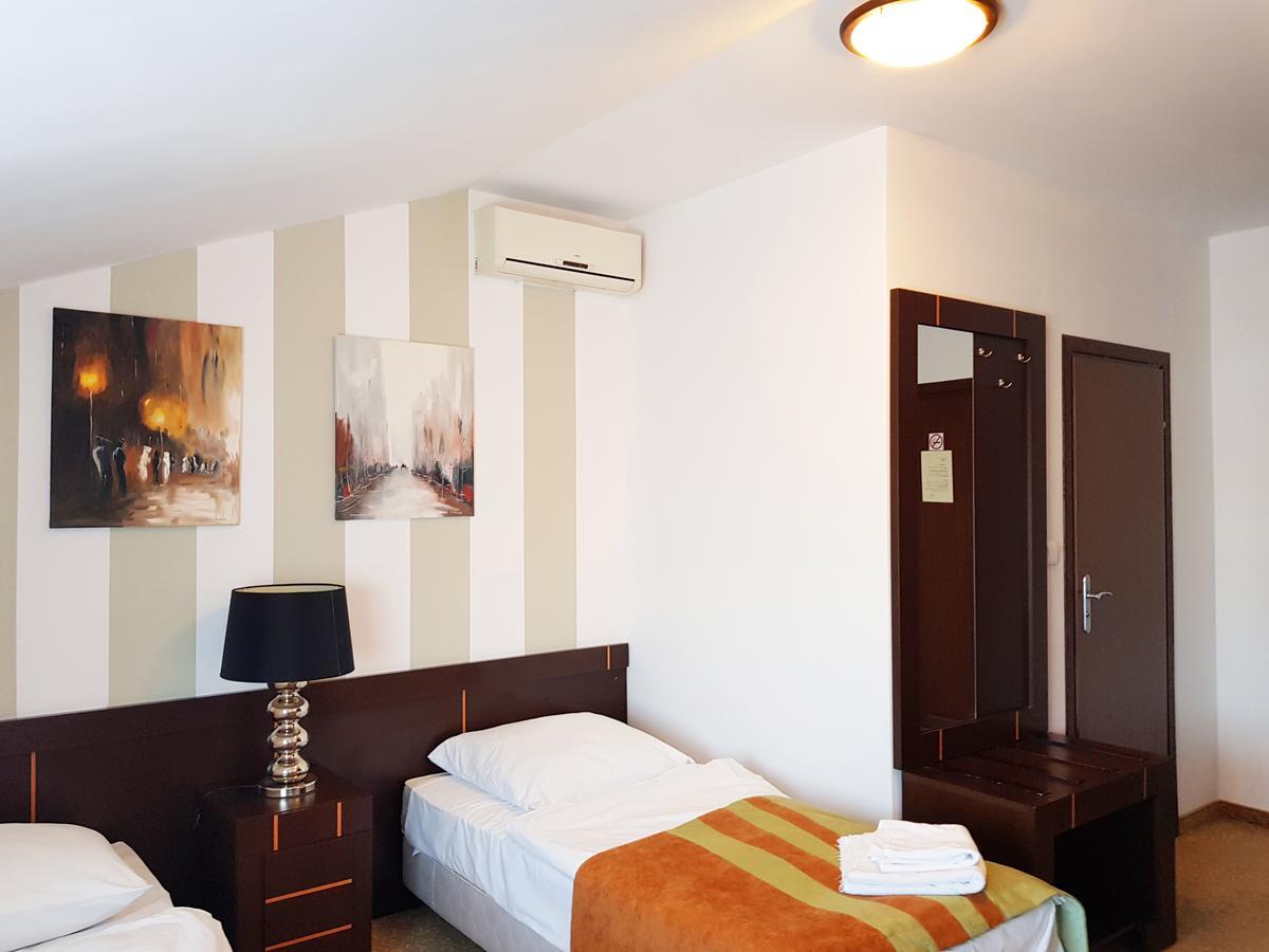 Centrum Konferencyjno-Apartamentowe Mrowka Warszawa Exteriör bild