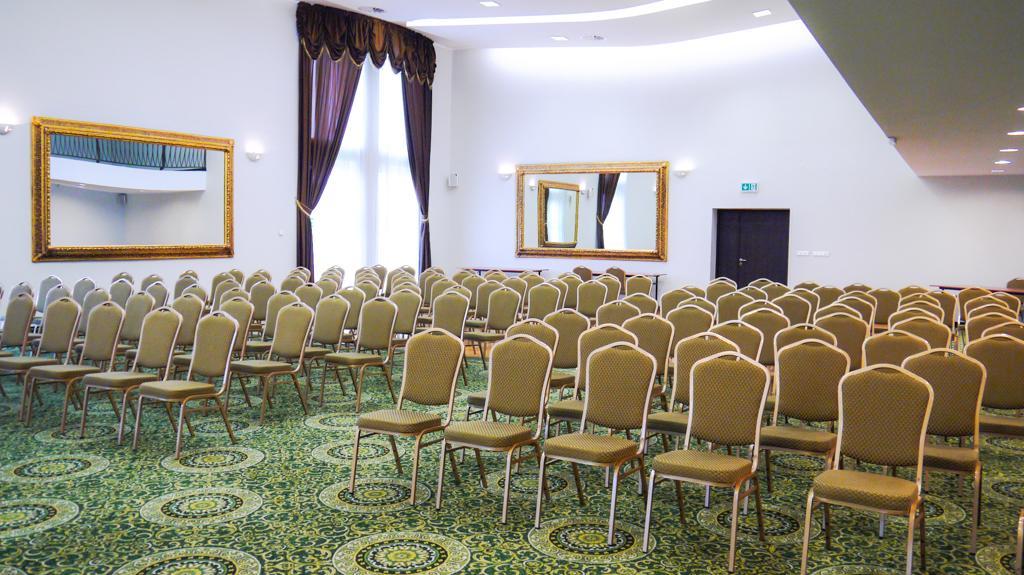Centrum Konferencyjno-Apartamentowe Mrowka Warszawa Exteriör bild