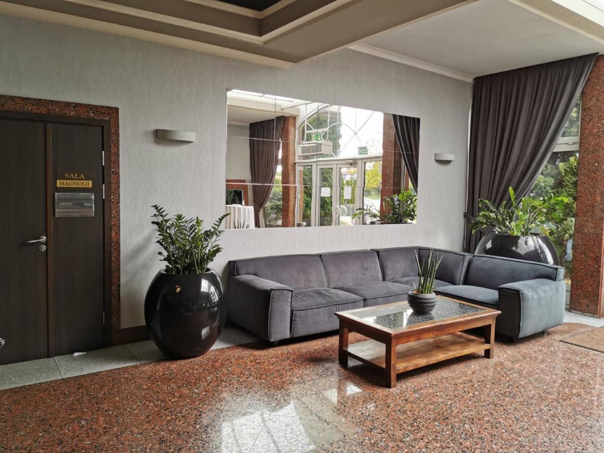 Centrum Konferencyjno-Apartamentowe Mrowka Warszawa Exteriör bild