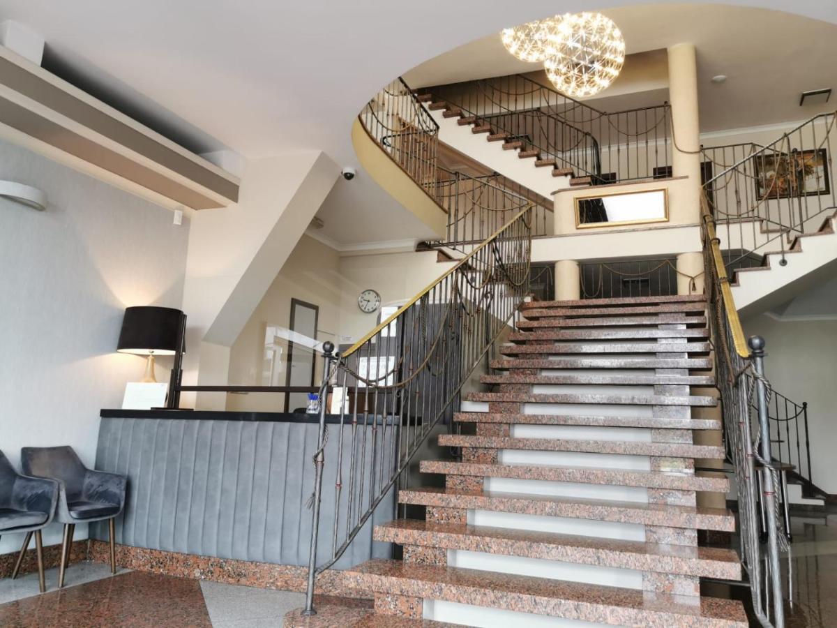 Centrum Konferencyjno-Apartamentowe Mrowka Warszawa Exteriör bild